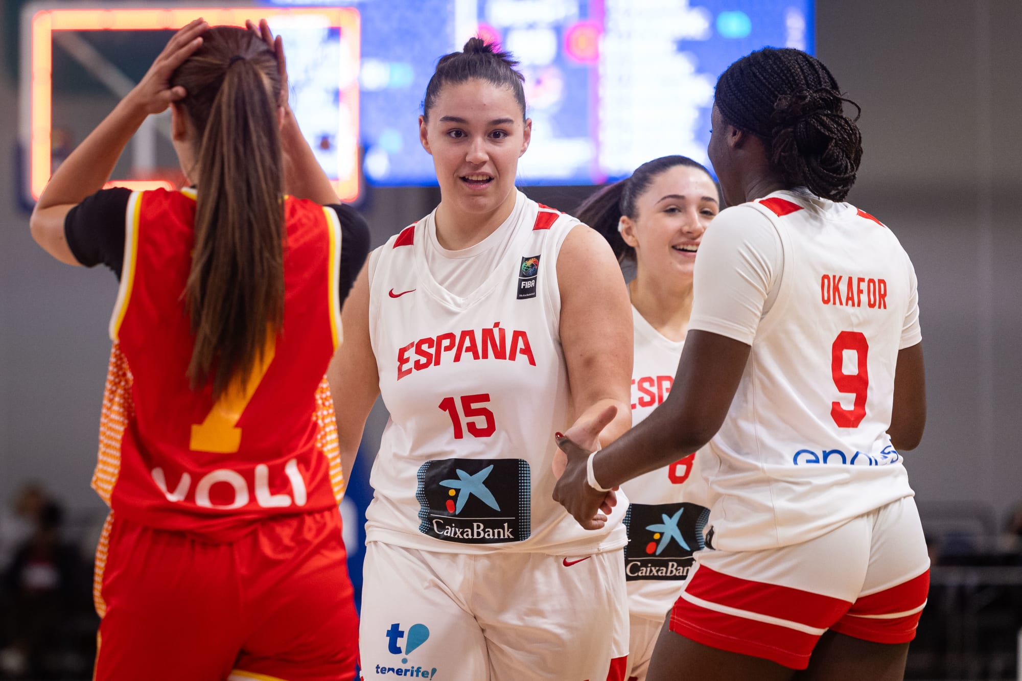 Spain put on defensive show for 3-0; Round of 16 matchups set