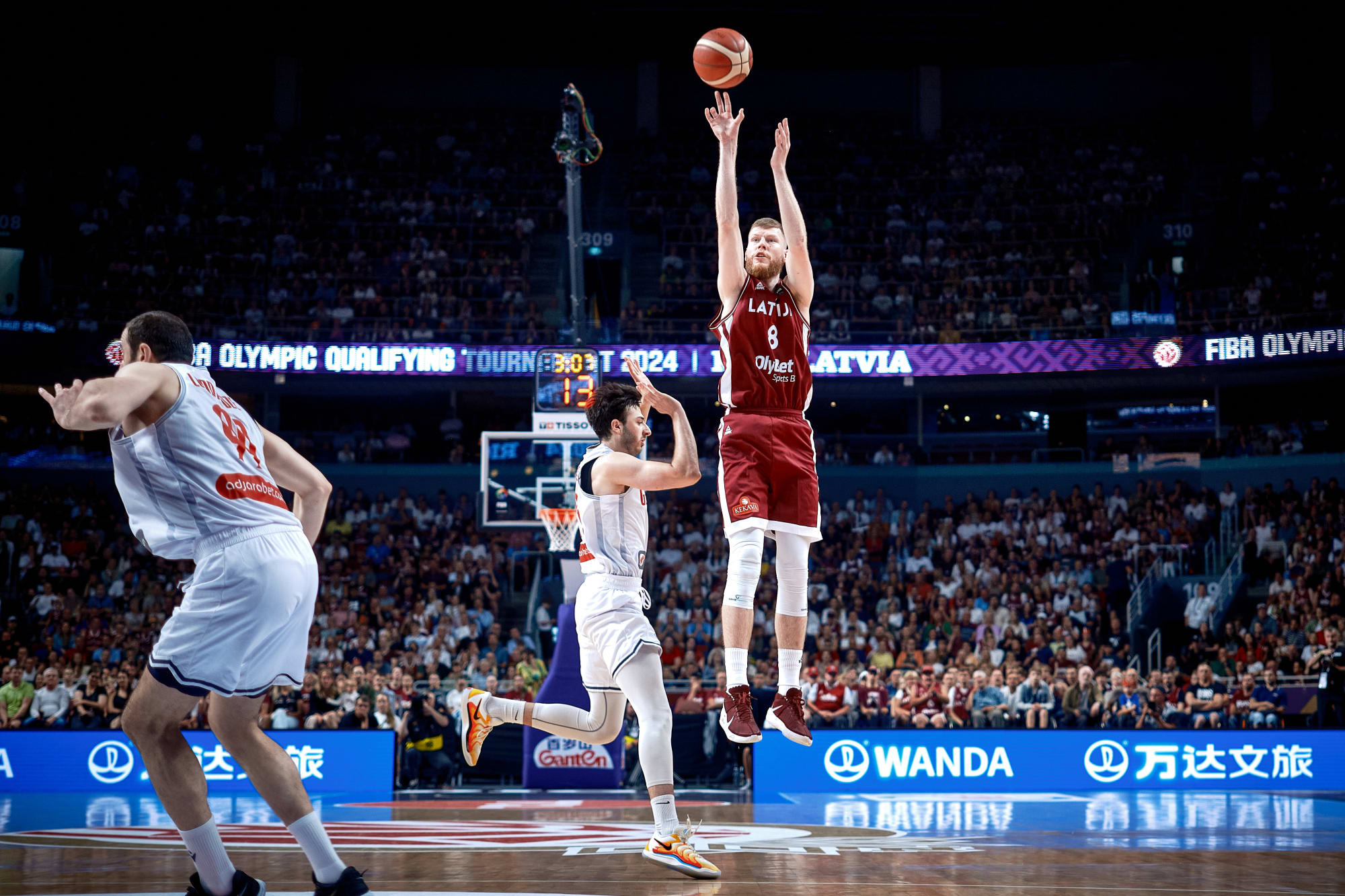 Milzīgi pūļi vēro, kā Latvija spīd atklāšanas vakarā – FIBA 2024 Olimpiskais kvalifikācijas turnīrs Rīga, Latvija
